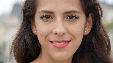 Genç kişinin güler yüz