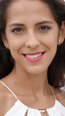 Gülümseyen güzel bir kişi