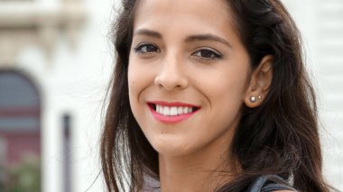 Gülümseyen Güzel Bir Kadın