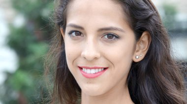 Gülümseyen bir Perulu erkek