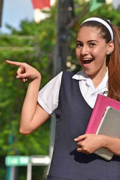 Estudante Feminina Apontando Com Livros — Fotografia de Stock