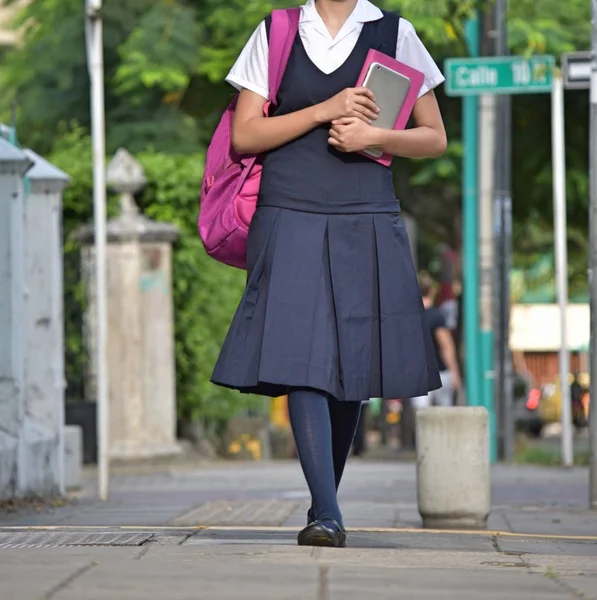 Estudante Feminina Vestindo Uniforme Andando Calçada — Fotografia de Stock