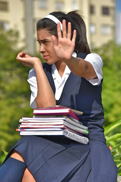 Chica Estudiante Gestos Parada Con Cuadernos — Foto de Stock