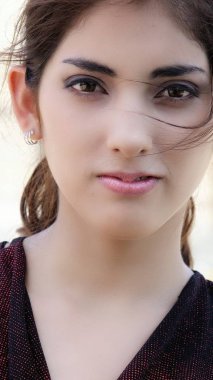 Unemotional Genç Perulu Kişi