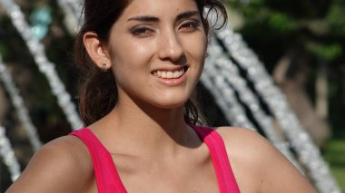 Gülümseyen bir genç kadın