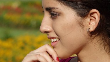 Düşünceli Genç Çeşitli Kadın