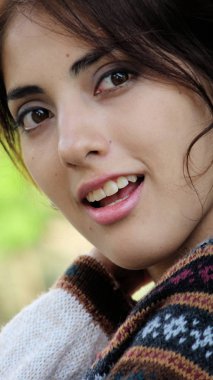 Gülümseyen Latin Bir Kadın