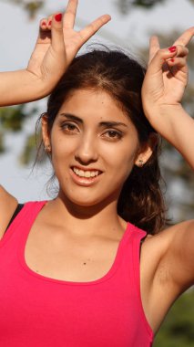 Çekici Kadın Komik Yüzler Yapıyor