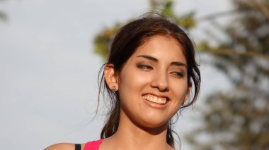 Güzel İspanyol Kadın ve Mutluluk