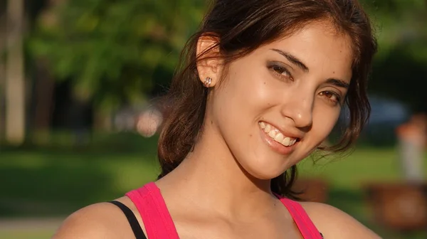 Eine Latina Weiblich Lächelnd — Stockfoto