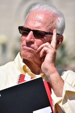 Güneş gözlüğü takan Yetişkin Öğretmen