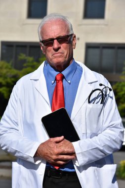 Unemotional Erkek Medic Hastanede Lab Coat Giyen