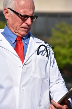 Stresli Erkek Doktor Hastanede