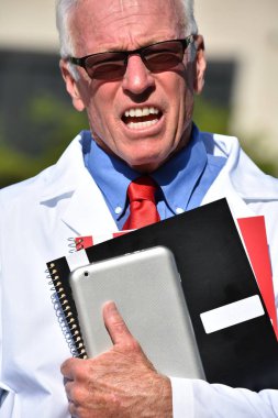 Stresli Yakışıklı Kıdemli Erkek Cerrah Hastanede