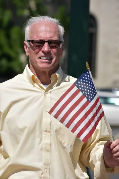 アメリカ国旗を持つ愛国的な老人 — ストック写真