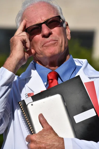 Yakışıklı Kıdemli Erkek Doktor Hastanede Karar