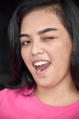 Çekici farklı Bayan göz kırpıyor