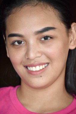 Gülümseyen bir çekici erkek