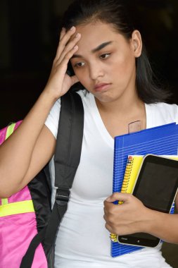 Şirin azınlık kız öğrenci ve endişe ile kitaplar