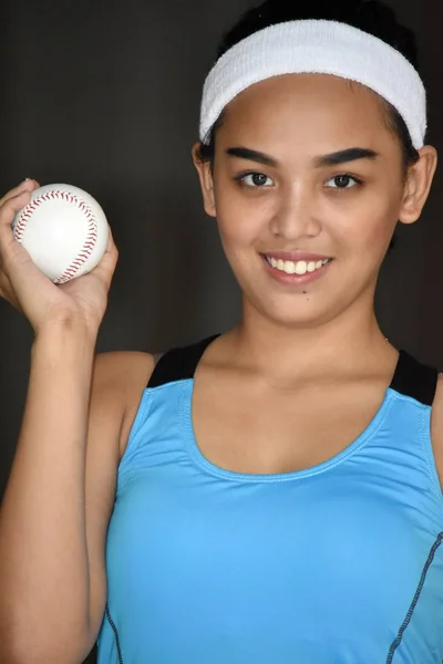 Asiatico Femmina Baseball Giocatore Sorridente — Foto Stock