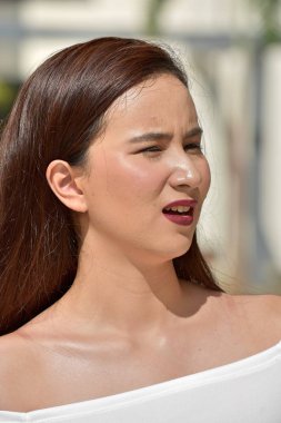 Heyecansız Genç Asyalı kadın