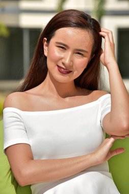 Yetişkin bir kadın düşünme