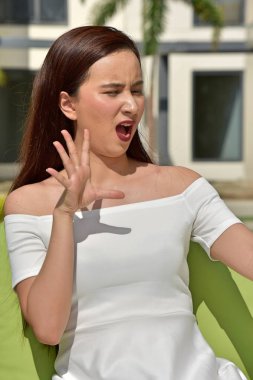 Genç çeşitli yetişkin kadın korkuyor