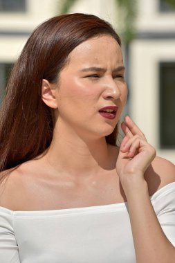 Düşünceli bir genç kişi