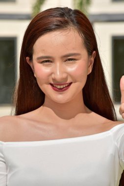 Gülümseyen genç çeşitli kadın