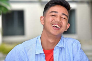 Genç çocuk ve kahkaha