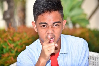 Deli yakışıklı azınlık kişi