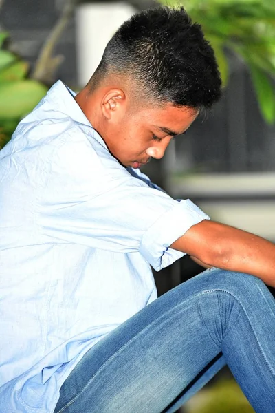 Genç Filipino erkek ve üzüntü