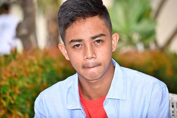 Mosolyogja Magát Fiatal Filippínó Férfi — Stock Fotó