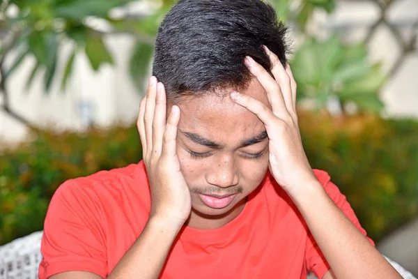 Bir endişeli genç çocuk