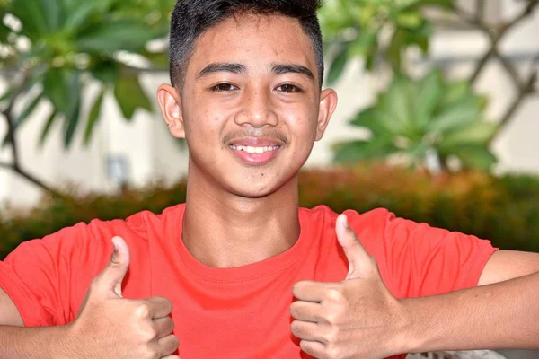 Başparmak yukarıya ile azınlık erkek