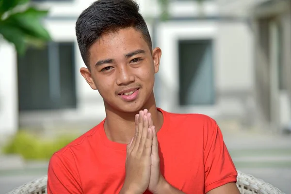 祈りで若いフィリピン人の少年 — ストック写真