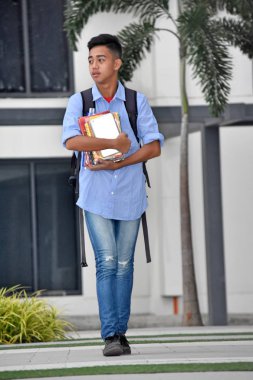 Yürüyüş kitaplarla heyecansız azınlık erkek öğrenci