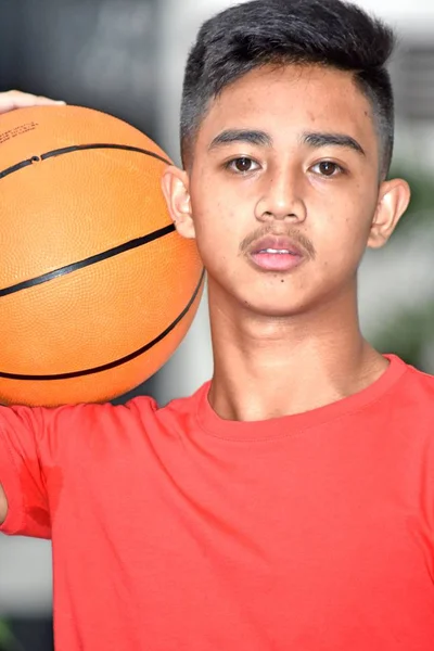 Pemain Basket Pria Tanpa Emosi Dengan Bola Basket — Stok Foto