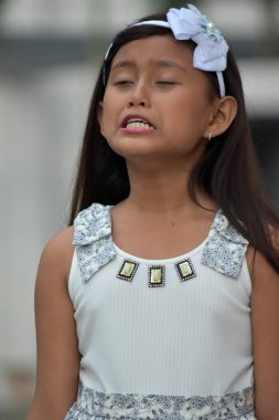 Endişeli güzel Filipina çocuk