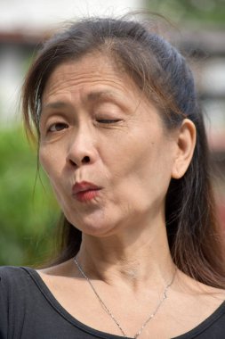 Çeşitli kadın kıdemli göz kırpıyor