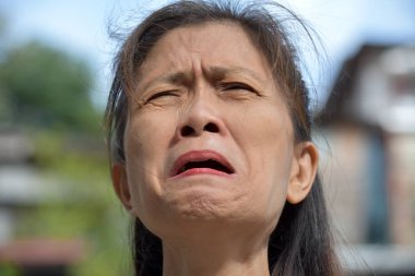 Ağlamaklı eski Filipina kişi