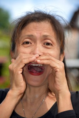 Çeşitli kadın kıdemli bağırarak