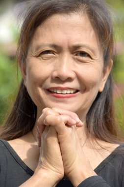 Azınlık kadın kıdemli dua