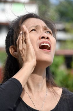 Çeşitli kadın kıdemli bağıran emekli