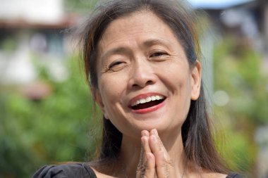 Azınlık kadın kıdemli dua emekli