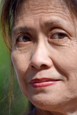 Ciddi bir kadın kıdemli