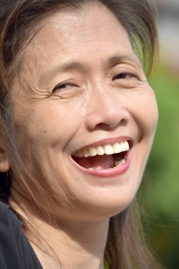 Bir üst düzey Gramma gülüyor