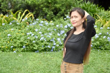 İnce bir kadın kıdemli