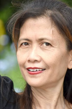 Çeşitli kadın kıdemli gülümseyen