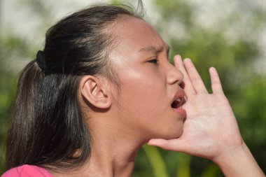 Genç Filipina kadın bağırıyor